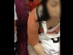 《盗撮動画》電車でうっかり居眠りした美人女子さん、対面の変態に胸チラを盗み撮られるの画像