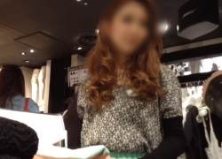《盗撮動画》激カワギャル店員ちゃん、自分が勤務する店舗内でパンチラを撮られる（アパレルワールド3）の画像