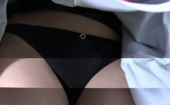 《盗撮動画》自らスカートをたくし上げパンティを見せてくれるレイヤーさん。この後乳首も拝めますの画像