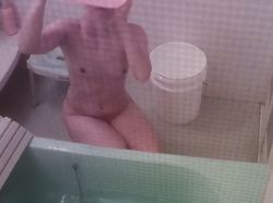 《盗撮動画》黒髪清楚な美人妻がの風呂場に入室～湯船に浸かるまでを収録した貴重な映像がこちらの画像