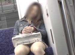 《盗撮動画》電車で居眠りしてしまったギャルはパンチラ撮られ放題になるという事実...ｗの画像
