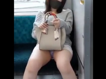 《盗撮動画》※盗撮バレ注意！ 電車で激カワギャルに気付かれる→パンティ見せつけの最強コンボ発動の画像