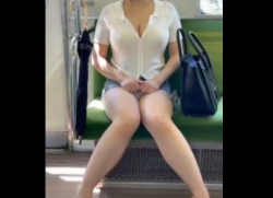 《盗撮動画》いつも乗る電車でドスケベ巨乳ギャルの対面パンチラ（純白）の撮影に成功したったｗの画像