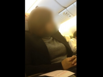 《盗撮動画》パンチラ撮り師さん、ついに飛行機の中での盗撮行為にまで手を染めてしまう・・・の画像