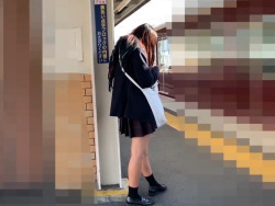 《盗撮動画》制服美少女を駅で逆さ撮り中に神風！奇跡の純白サテンパンチラの収録に成功の画像