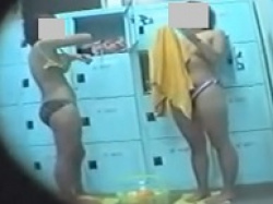 女風呂脱衣所盗撮・若いギャル二名のおっぱい裸の画像