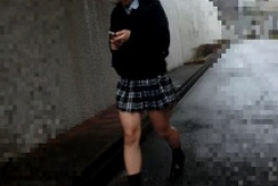 パンチラ盗撮・階段で制服女子のミニスカ捲って縞々パンツ逆さ撮りの画像