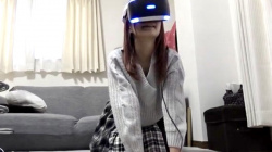 【パンチラ盗撮】すご〜い！なにコレぇ〜♡部屋に連れ込んだJKは、VRゴーグル装着してゲームに夢中！その隙にパンチラや胸チラを逆さ撮りで隠撮の画像