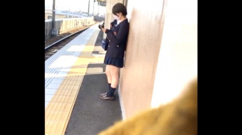【パンチラ盗撮】ショートカットが可愛い制服女子♡電車内にて対面座りから三角ゾーンの聖域を隠撮の画像