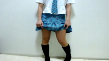 【パンチラ盗撮】これは自撮り？アイドル風な制服女子♡自らスカートめくりる姿を隠撮の画像