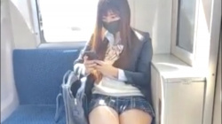 【パンチラ盗撮】スカートが短いので純白がチラチラするJK♡追い撮りして、電車内でエッチなポーズが堪らないの画像