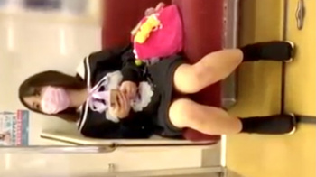 【パンチラ盗撮】電車内にて対面で座るスリムなマスクJK♡撮られてるの気づいて、自ら股を開いて見せくれる神対応に感謝の画像