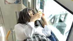 【パンチラ盗撮】まだ幼さのあるミニスカJK♡電車内でスマホいじってる隙に、撮り師の逆さ撮り被害の画像