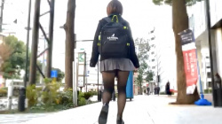 【パンチラ盗撮】黒タイツで歩いてるスカート女子をロックオン！街中や店内を粘着して絶景を逆さ撮りの画像