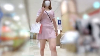 【パンチラ盗撮】ピンク一色のミニスカートのお姉さん♡容姿から素敵でエロくて、すぐ見えちゃうスカート内部の絶景を逆さ撮りの画像