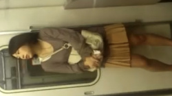【パンチラ盗撮】駅のホームで電車を待つ妖艶なお姉さん♡背後からスカートめくると素敵な白パンだった件の画像