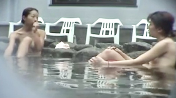 【女子風呂盗撮】人気の温泉施設で湯船に浸かる無警戒な女子たち♡色んなタイプの女性の裸を見れる絶景スポットの画像