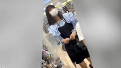 【パンチラ盗撮】若い女子が多めな店内でターゲットを狙って、背後からスカート内部の絶景を逆さ撮りの画像