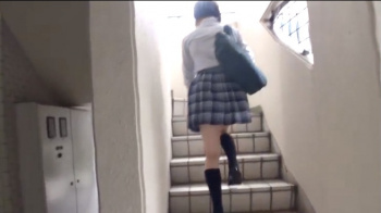 【パンチラ盗撮】おっ？登るかな？とある階段付近を待ち伏せて、やってきた青チェック柄のスカートが可愛いJKちゃんの絶景を逆さ撮るの画像