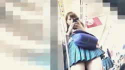 【逆さ撮り】帰宅途中の帰り道でターゲットにされた青チェックの制服女子♡スカート内部の絶景パンチラを盗撮の画像