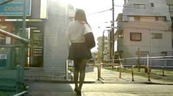 【逆さ撮り】街中を歩いてたスカート女子を粘着…ストッキング越しのパンティを下から盗撮の画像