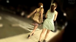 【逆さ撮り】とあるパンチラスポットに買い物に来たスカート女子たち…待ち侘びた絶景をツキマトイながら盗撮の画像
