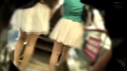 【逆さ撮り】日常的に出没するパンチラスポットでスカートお姉さんたちの妄想広がるエッチな絶景を盗撮の画像