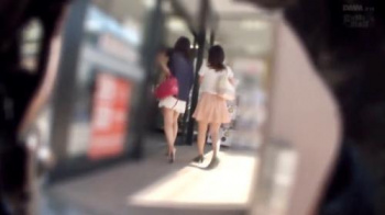 【パンチラ】美脚女子2名様ご案内…待ち伏せてた甲斐があったエッチな妄想広がるお姉さんたちのお尻に食い込むヌケる絶景を盗撮の画像