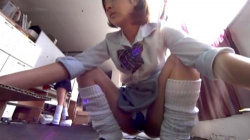 【パンチラ】とある◯校内でのルーズソックスのギャルJKたち…校内撮り師が仕込んだカメラにウ◯コ座りで開脚する絶景の画像