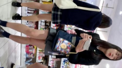 【パンチラ】友達と学校帰りに立ち寄った店内でエッチな妄想広がる可愛いスカートJKの生脚と触りたいお尻やオマンコの絶景の画像