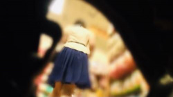 【パンチラ】店内の入り口前でターゲットを待ち伏せし、エスカや歩行中のスカート女子たちの生パンの絶景をベスポジから盗撮の画像