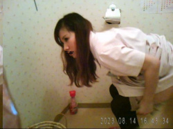 お着替え・トイレ・下着など女の子の一番恥ずかしい瞬間のエロフェチ画像集( ◠‿◠ )の画像