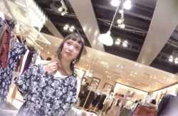 【動画】笑顔がキュートな美人店員さんのサテンピンクのパンツを逆さ撮り！の画像