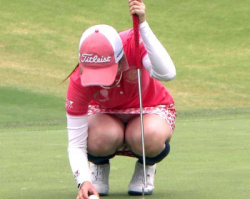 プレー中にパンチラしている女子ゴルファー画像の画像
