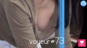 【voyeur#73】お姉さんがマッサージをしている隙に胸チラを狙う動画の画像