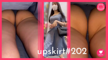 【upskirt#202】青ワンピースの巨乳お姉さんのプリケツと紺Pめくり逆さ撮りの画像