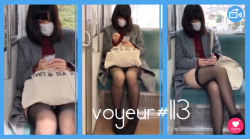 【voyeur#113】パンストと思いきやニーハイのお姉さんの電車内対面パンチラ盗撮の画像