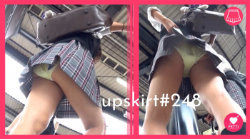 【upskirt#248】ギャル系ミニスカJKのエッチな太ももと黄色P逆さ撮りの画像