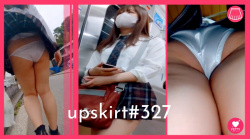 【upskirt#327】ミニスカJKのムチムチ下半身とサテン生地白P逆さ撮りの画像