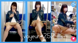 【voyeur#252】気付きながらもノリノリで撮らせてくれる可愛いJDの逆さ撮りや電車対面盗撮の画像