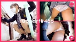【upskirt#466】ミニスカ美少女JKのサテン白P追跡逆さ撮りの画像