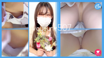 【voyeur#507】リース作りに夢中で無防備な女の子のパンチラや逆さ撮り、胸チラの画像