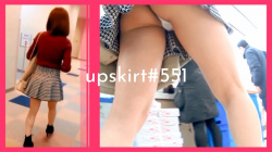 【upskirt#551】無防備なプリケツミニスカ女子の水玉Tバック逆さ撮りの画像