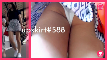 【upskirt#588】柄物ミニスカお姉さんの純白P逆さ撮りの画像