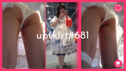 【upskirt#681】ロングスカート美少女のプリケツによく映える白Pと美脚逆さ撮りの画像