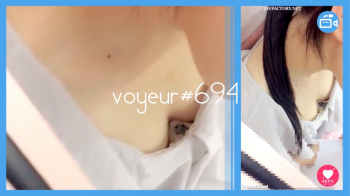 【voyeur#694】電車内で胸元が緩めのJDの胸チラを盗撮の画像