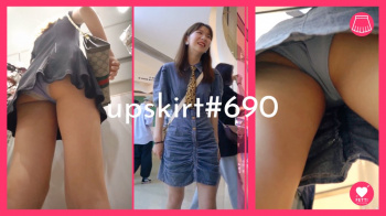 【upskirt#690】おしゃれな中華系美人デニムワンピお姉さんの水色P逆さ撮りの画像