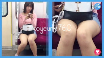 【voyeur#760】ホットパンツの可愛い女の子の対面盗撮の画像