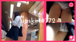 【upskirt#772】黒髪清楚なJKの白Pとムチムチの太もも逆さ撮りの画像