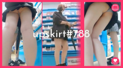 【upskirt#788】履いてない状態の派手目な女の子の食い込みPとムチムチのプリケツ逆さ撮りの画像